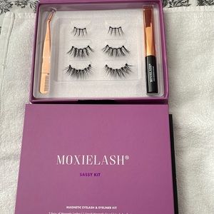 Moxie Lash Sassy Kit.